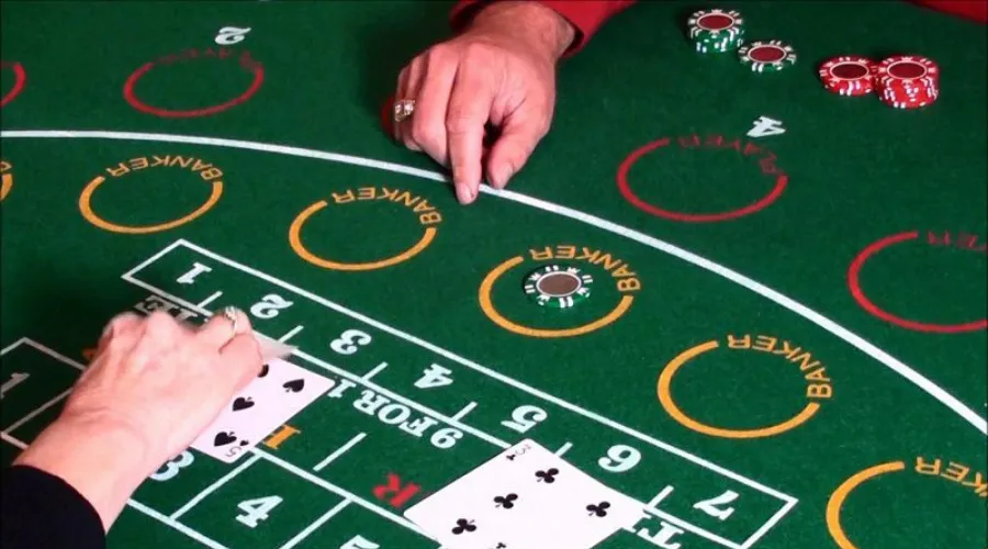 Baccarat có rất nhiều biến thể, nhưng đây là luật chơi thường áp dụng nhiều nhất